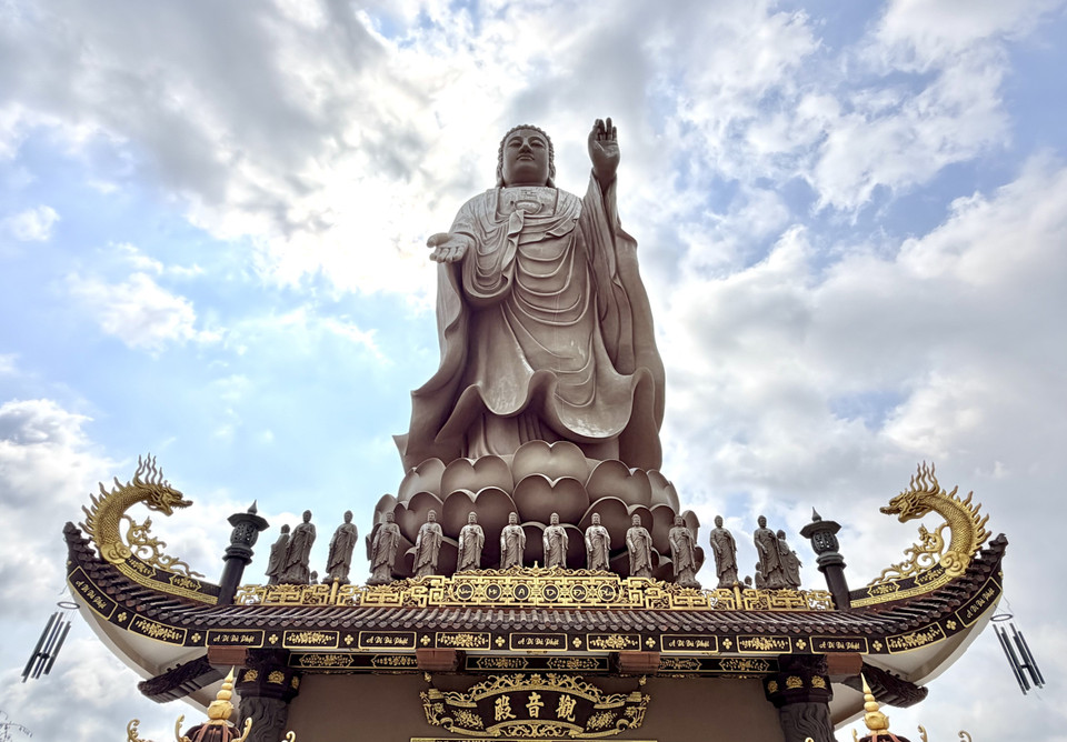 Величественная 24-метровая статуя Будды Амитабхи на крыше главного зала пагоды Кимтьен (Фото: ВИА)