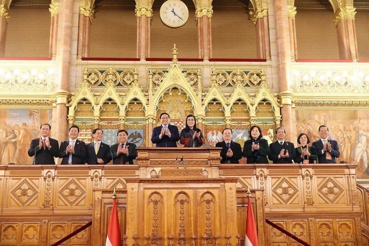 Премьер-министр Фам Минь Тьинь и его супруга посещают здание Национального собрания Венгрии в столице Будапешт (19 января 2024 года) (Фото: ВИА)