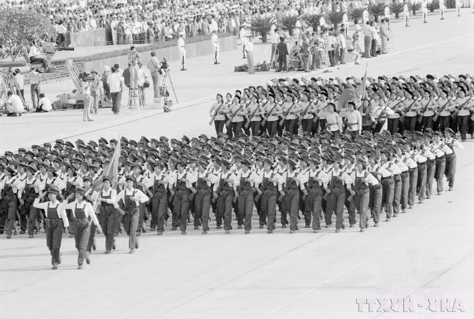 Колонны трудящихся на митинге, параде и демонстрации (Фото: ВИА)