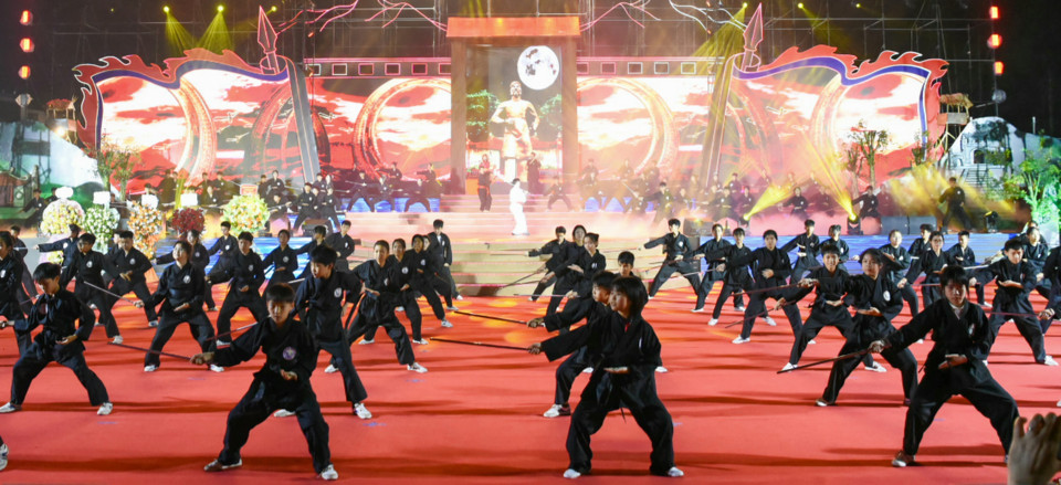 Групповое выступление учеников с комплексом боевой свирели (Фото: ВИА)