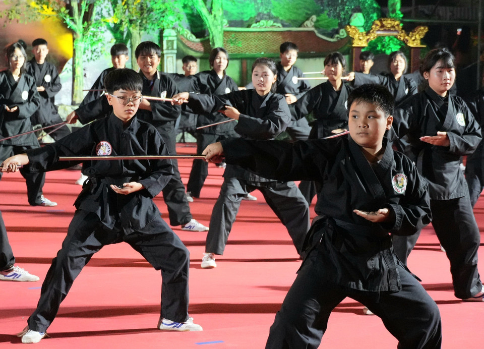 Выступление боевого свирельного искусства в сочетании с приёмами владения мечом (Фото: ВИА)