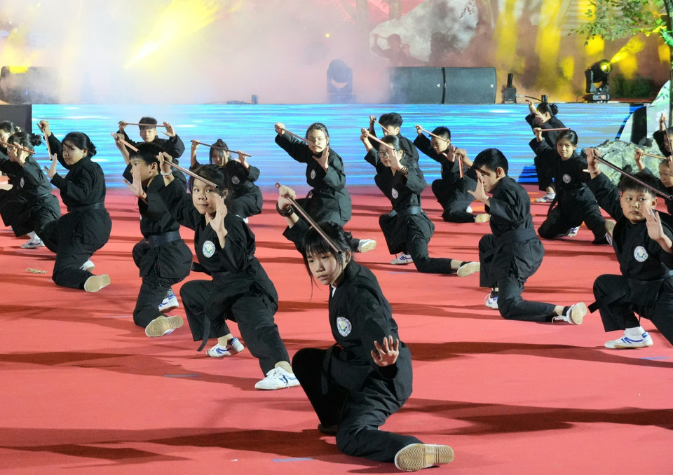 Ученик демонстрирует технику работы со свирелью (Фото: ВИА)