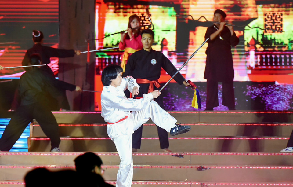 Мастер боевых искусств демонстрирует технику боевой свирели (Фото: ВИА)