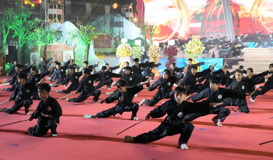 Ученик демонстрирует технику работы со свирелью (Фото: ВИА)