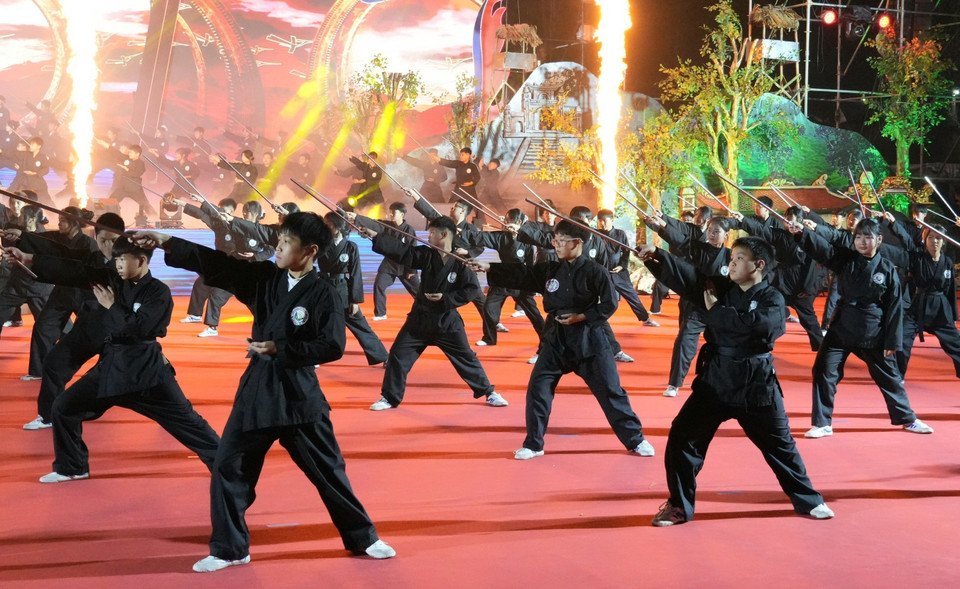 Групповое выступление учеников с комплексом боевой свирели (Фото: ВИА)