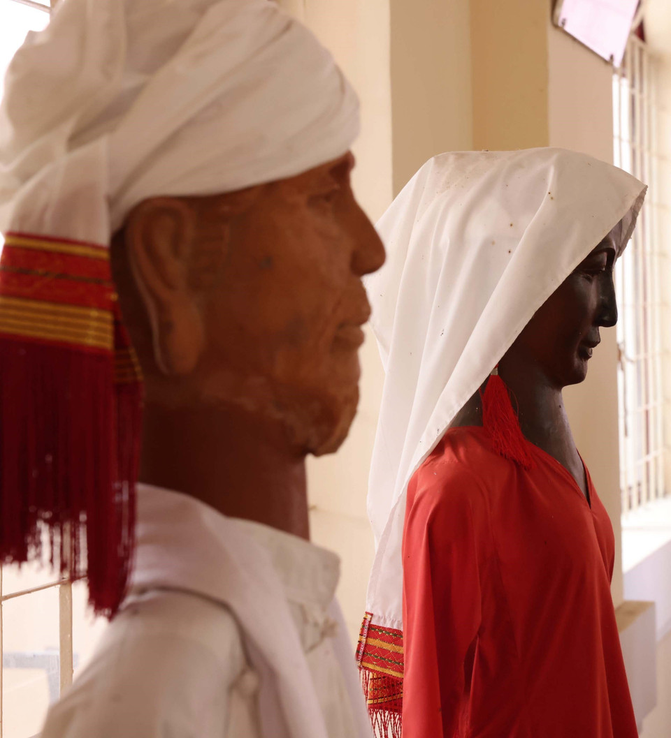 Экспозиция изделий, представленных в кооперативе «Чам Мингьеп», знакомит туристов со всей страны с традиционным искусством ткачества (Фото: ВИА)