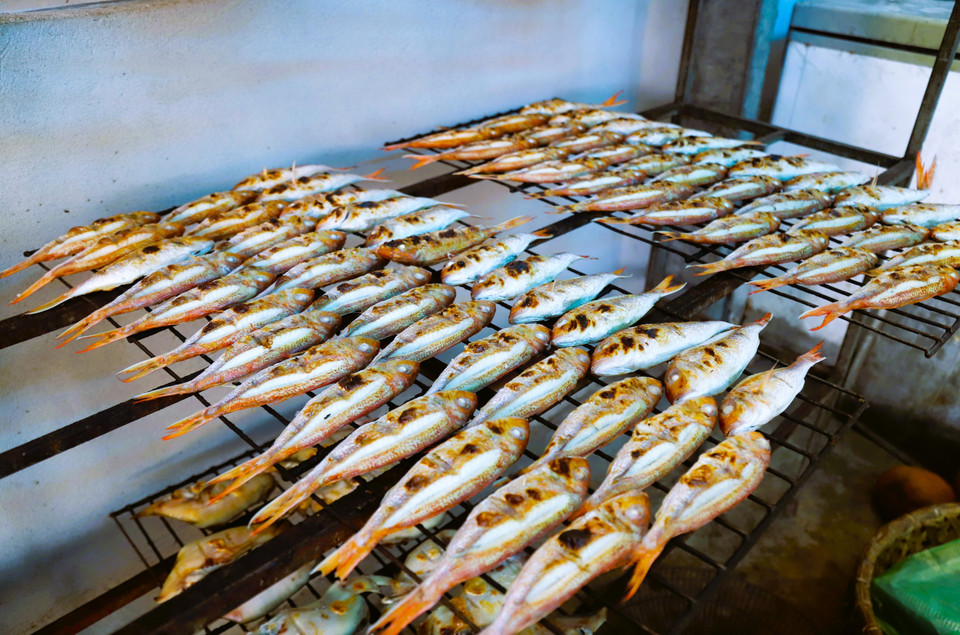 Критерий качества рыбы, запечённой на древесном угле, заключается в том, что она не должна быть пережаренной; поверхность тушки не должна обгорать, становиться смолистой и чрезмерно сухой, при этом необходимо сохранить естественную сладость и вкус (Фото: ВИА)