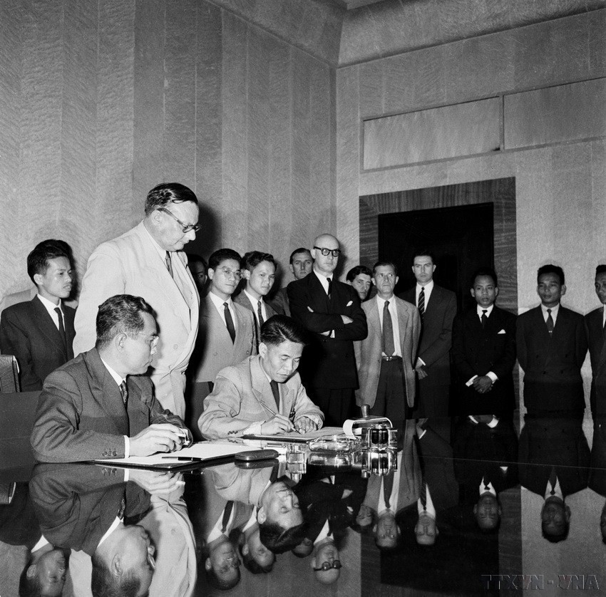 В 24 часа 20 июля 1954 года в Женеве (Швейцария) было подписано Соглашение о прекращении военных действий во Вьетнаме. Это была великая победа, ставшая переломным моментом в длительной и тяжёлой борьбе вьетнамского народа против французских колонизаторов, и одновременно важная веха революции и дипломатии Вьетнама (Фото: ВИА)