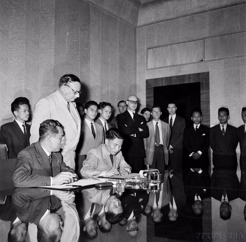 В 24 часа 20 июля 1954 года в Женеве (Швейцария) было подписано Соглашение о прекращении военных действий во Вьетнаме. Это была великая победа, ставшая переломным моментом в длительной и тяжёлой борьбе вьетнамского народа против французских колонизаторов, и одновременно важная веха революции и дипломатии Вьетнама (Фото: ВИА)
