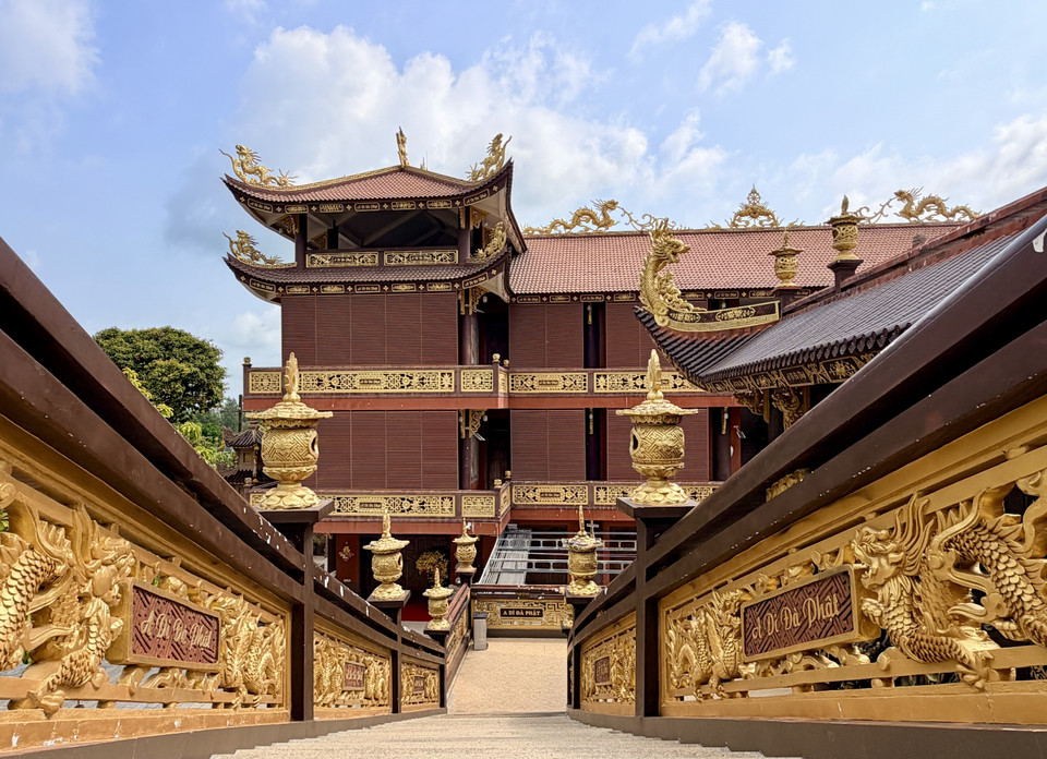 Внутри храма декоративные элементы выполнены с особой тщательностью, гармонично сочетая традиционные цвета и орнаментальные линии (Фото: ВИА)