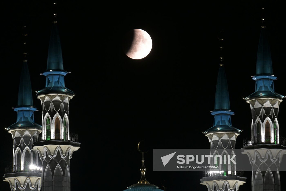 Луна во время полного лунного затмения в Москве, Россия (Фото: Спутник)