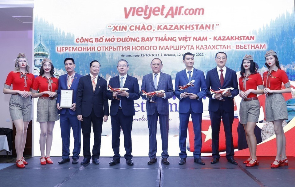 Авиакомпания VietJet Air провела церемонию объявления об открытии прямого авиасообщения между Вьетнамом и Казахстаном (Астана, 12 октября 2022 года) (Фото: ВИА)