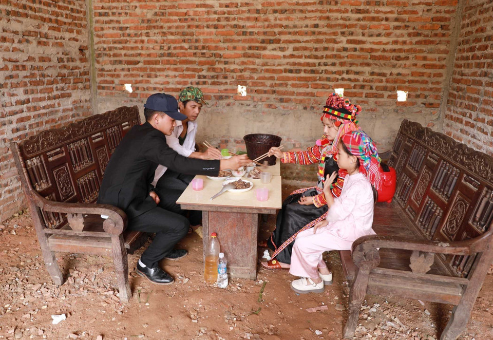 Много ли, мало ли людей в доме — все садятся за праздничный стол, чтобы вместе отведать традиционные блюда, выражая почтение предкам и желая удачи в новом году (Фото: ВИА)