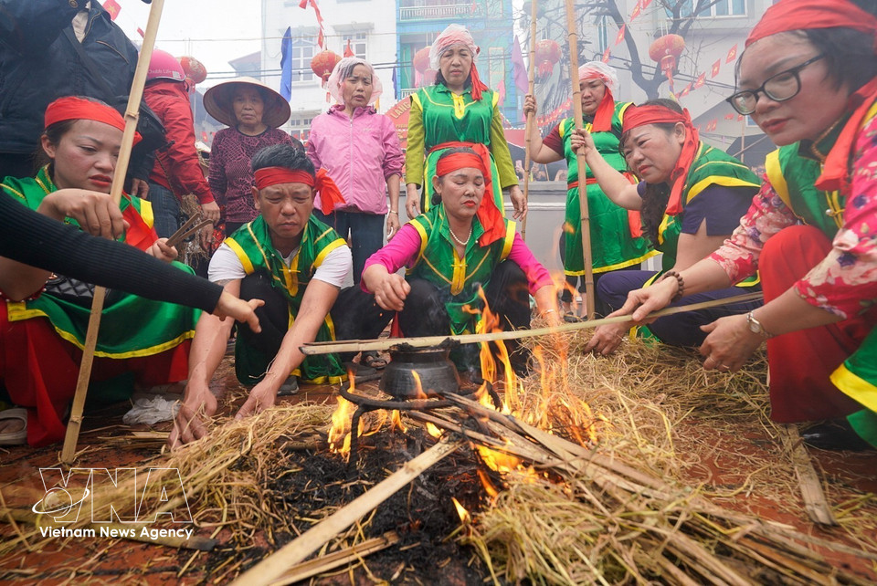 Соревнование по варке риса проходит во дворе общинного дома Тхикам (Фото: ВИА)