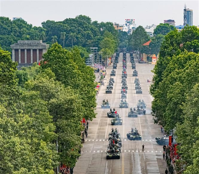 Блок бронетанковой техники проходит парадом по улице Хунгвыонг (Фото: ВИА)