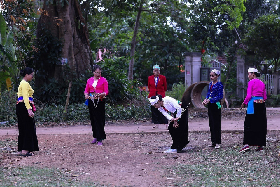 Игрок наматывает верёвку на волчок, резко дергает, чтобы волчок вращался по земле, после чего игрок команды сильно бросает свой волчок, чтобы ударить волчок соперника и остановить его вращение (Фото: ВИА)