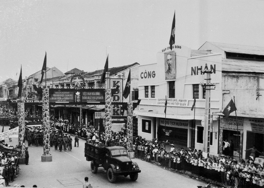 13 мая 1955 года Вьетнамская народная армия вошла в город Хайфон под приветственные возгласы жителей (Фото: ВИА)