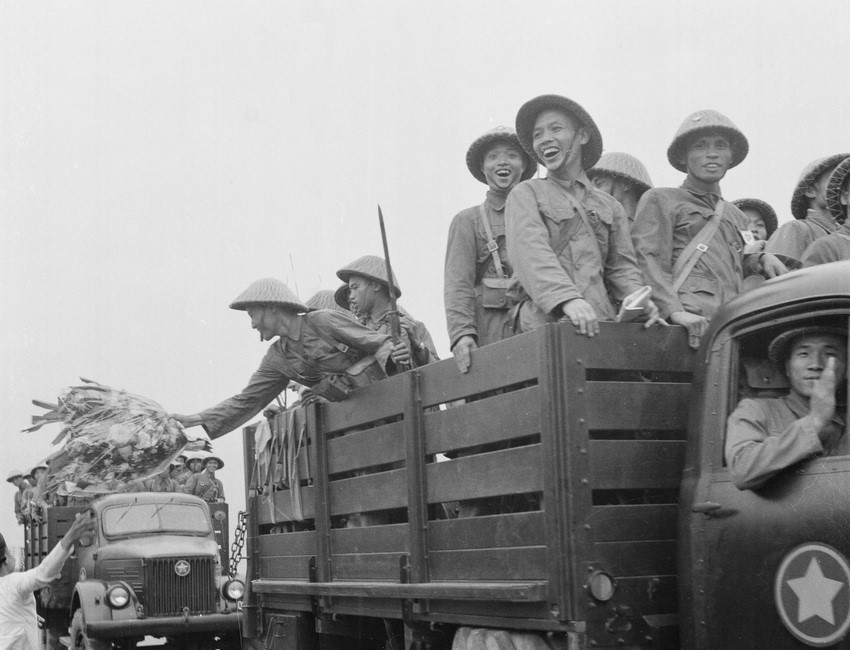 Военнослужащие Народной армии Вьетнама входят в Хайфон 13 мая 1955 года (Фото: ВИА)