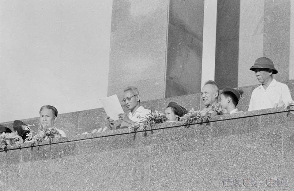 Премьер-министр Фам Ван Донг произносит речь, посвящённую 30-летию основания Демократической Республики Вьетнам (Фото: ВИА)