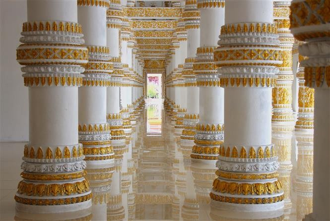 Пространство под статуей используется монахами для обучения и повседневной жизни (Фото: ВИА)