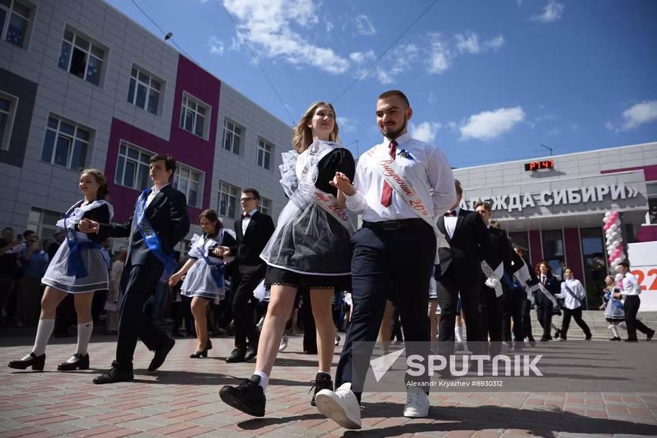 Выпускники готовятся исполнить традиционный прощальный вальс во время церемонии «Последнего звонка» в лицее №22 «Надежда Сибири» в Новосибирске, Россия (Фото: Спутник)