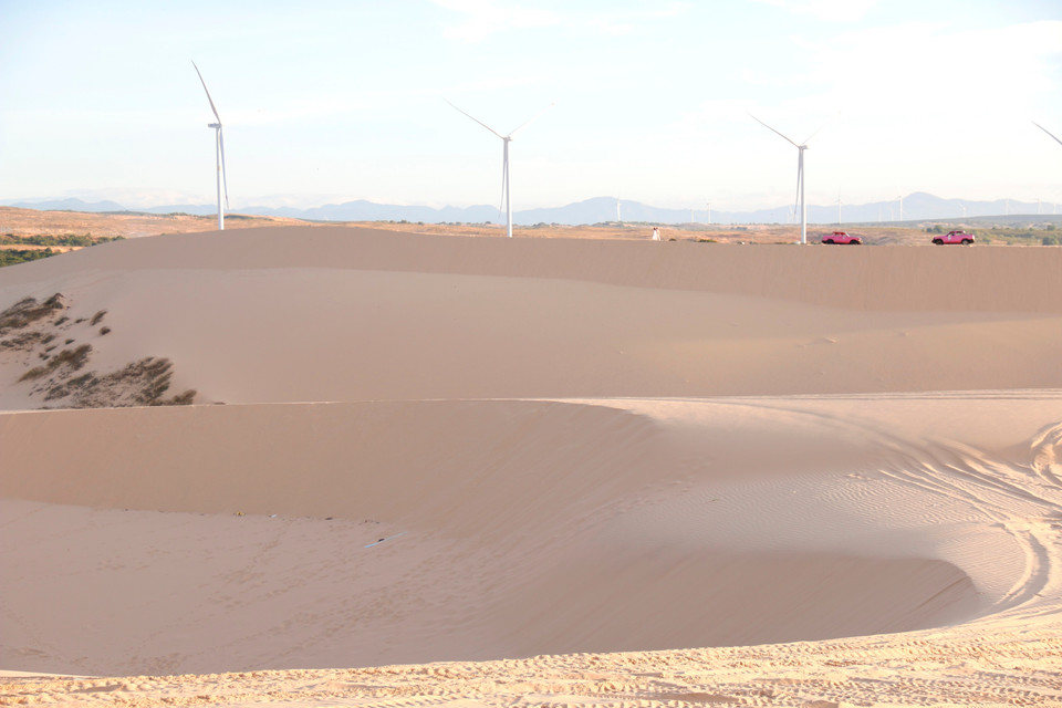 Высокие песчаные дюны, простирающиеся вдаль, с уникальными формами, часто изменяющимися под воздействием ветра, неизменно завораживают туристов, посещающих Бау-чанг (Фото: ВИА)