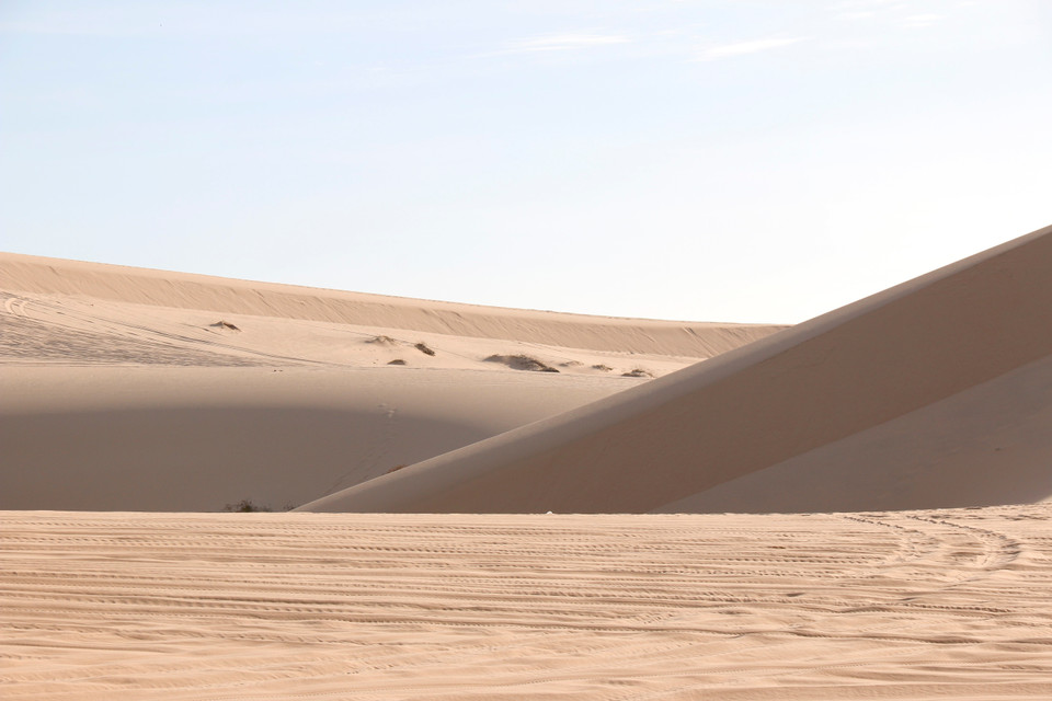 Высокие песчаные дюны, протянувшиеся на большие расстояния, с множеством уникальных форм, которые постоянно меняются под воздействием ветра, привлекают туристов, посещающих Бау-чанг (Фото: ВИА)