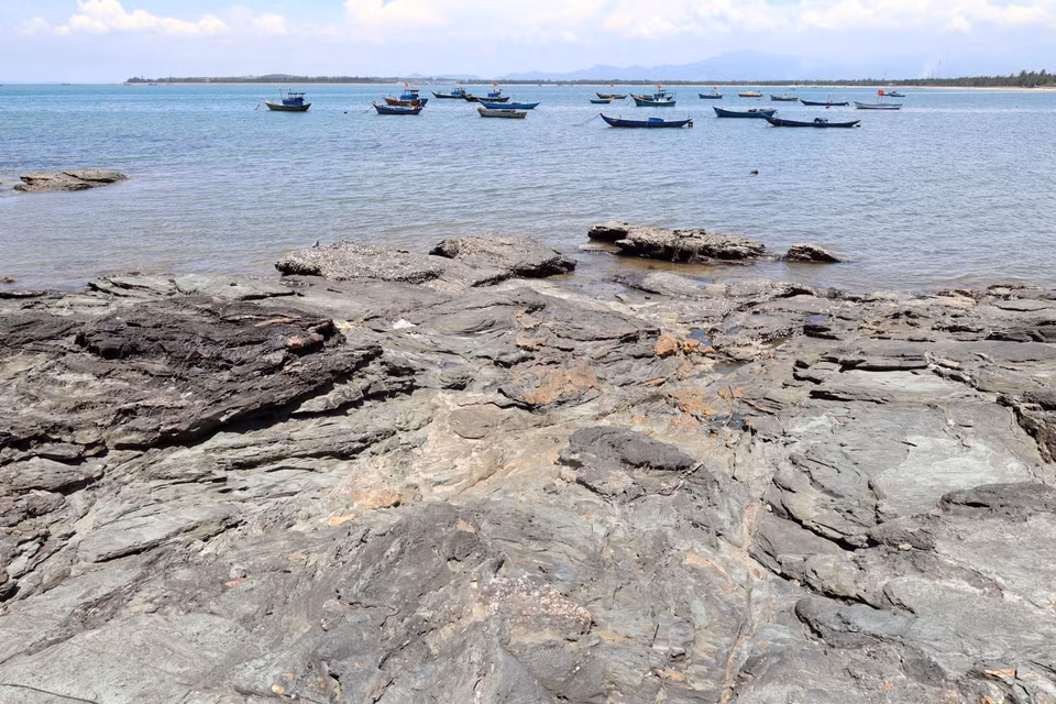 Чёрные каменные гряды в районе Бантхан уходят далеко в море (Фото: ВИА)