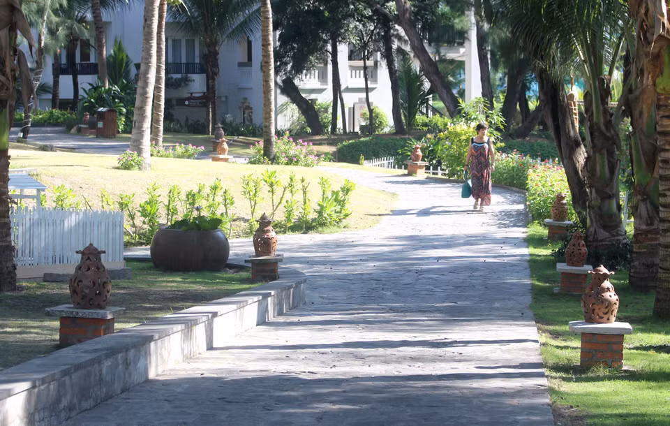 Все пешеходные дорожки курорта Muine Bay resort в квартале Муйне, провинция Ламдонг, украшены керамическими изделиями чамов (Фото: ВИА)