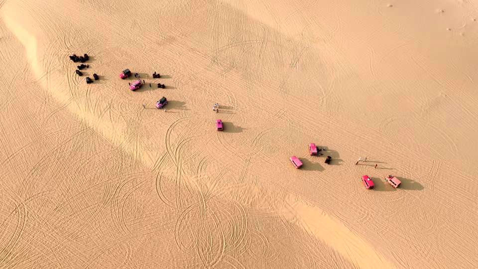 Туристические автомобили добавляют яркие краски пейзажу песчаных дюн Муй-зинь (Фото: ВИА)