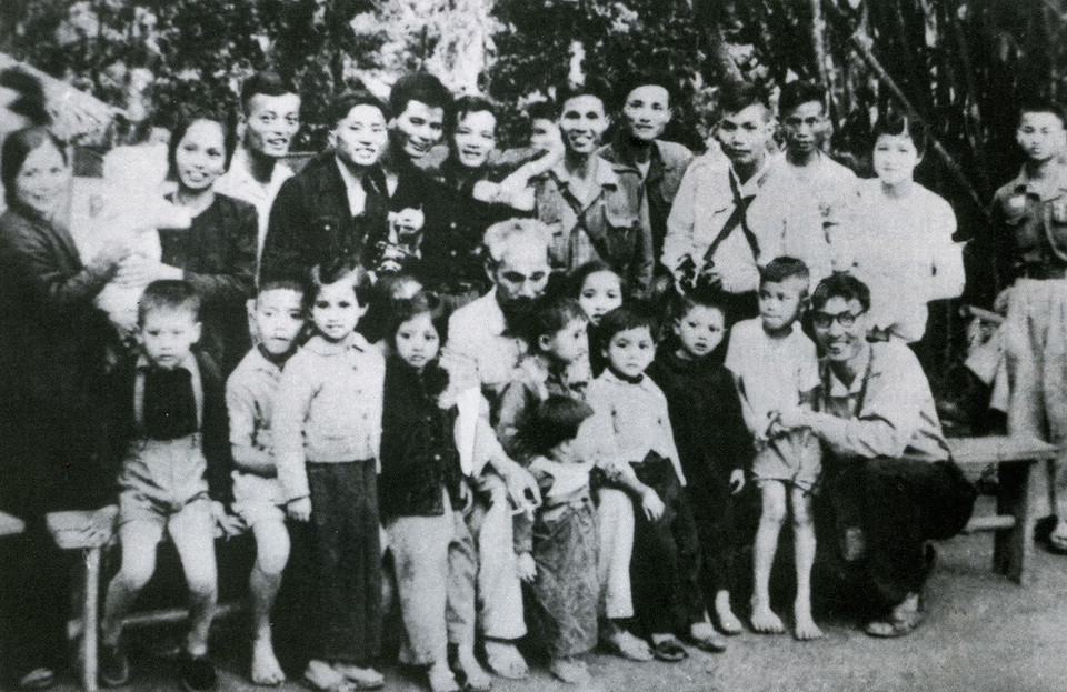 В 1952 году Президент Хо Ши Мин посетил базу ИАВ в Шон Зыонг, провинция Туенкуанг, и напутствовал сотрудников и журналистов словами: «Чем быстрее новости, тем скорее победа сопротивления». На фото: Президент Хо Ши Мин с семьями сотрудников ВИА в период сопротивления французам в Туенкуанге (1952 г.) (Фото: архив ВИА)