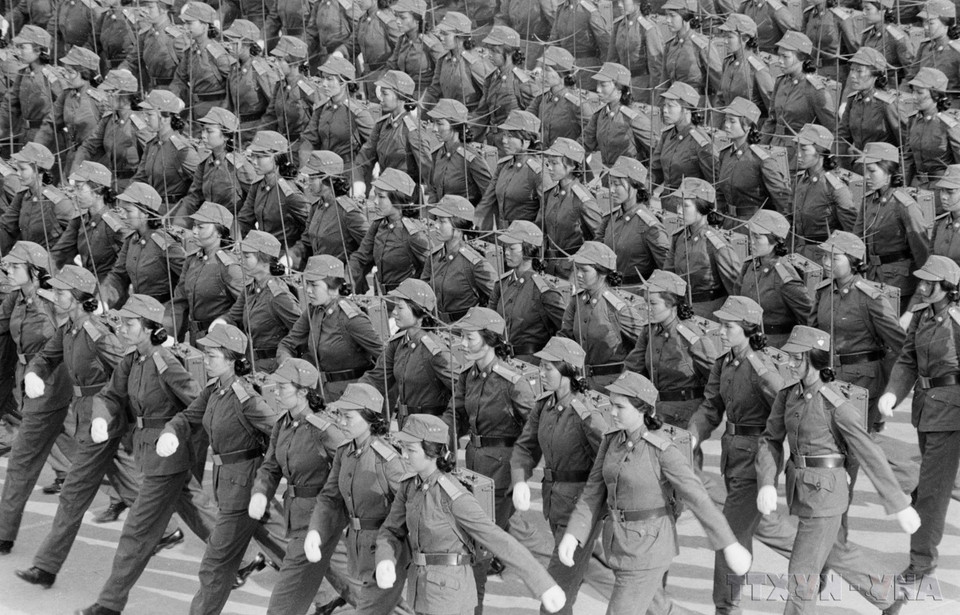 Женщины-военнослужащие Народной армии Вьетнама принимают участие в параде (Фото: ВИА)