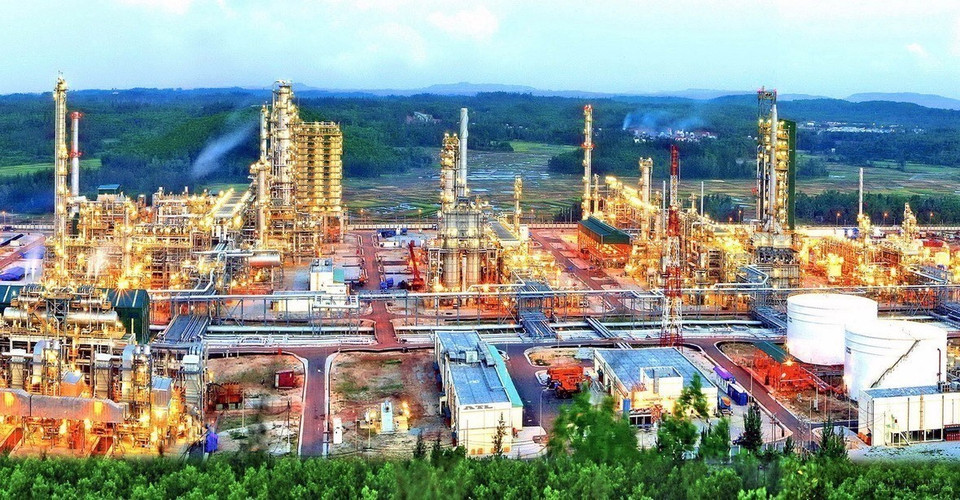 Нефтеперерабатывающий завод Зунгкуат (пров. Куангнгай) – первый и второй по величине нефтеперерабатывающий завод во Вьетнаме, играющий важную роль в национальной промышленности (2011 г.) (Фото: ВИА)