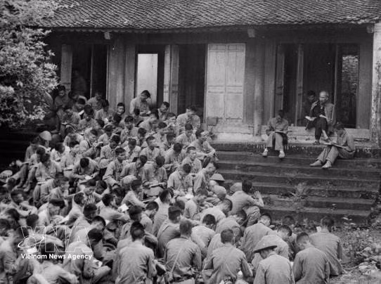 19 сентября 1954 года на площади перед храмом Ден Зьенг в комплексе исторических памятников Хунгов на горе Нгиалинь, община Хыкыонг, уезд Ламтхао, провинция Футхо, Президент Хо Ши Мин напутствовал бойцов Передовой дивизии перед вступлением в освобождённую столицу: «Короли Хунги создали наше государство, а мы с вами должны вместе сохранить его» (Фото: ВИА)