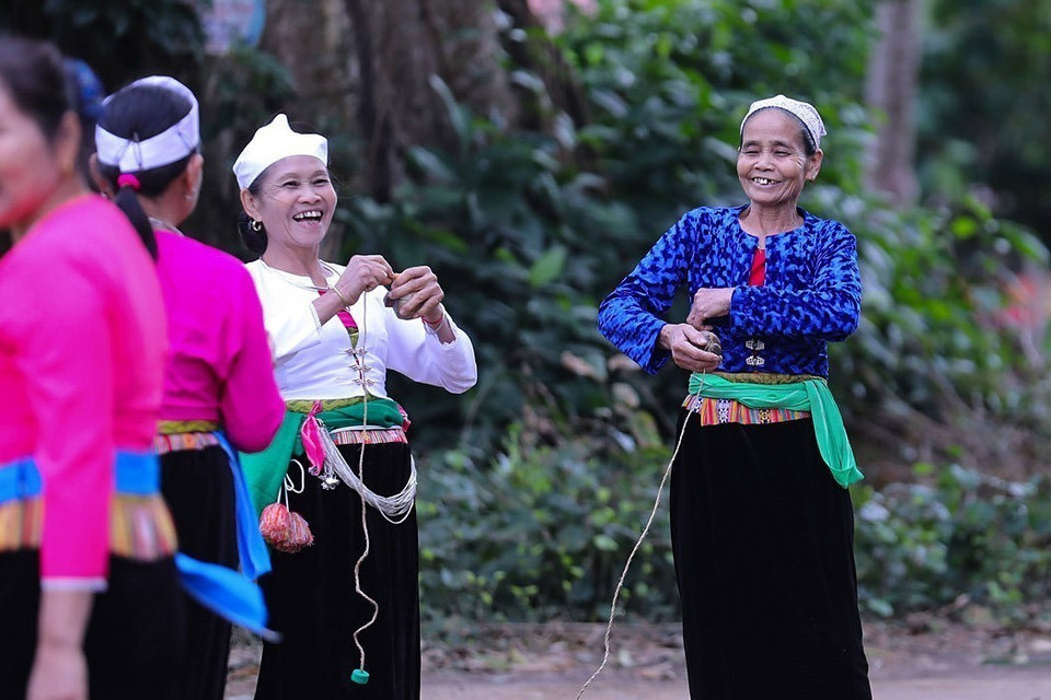 На народных праздниках народа Мыонг игра «бросание ку» вместе с другими народными играми создаёт праздничную атмосферу, укрепляет связь в сообществе и способствует сохранению национальной культурной идентичности (Фото: ВИА)