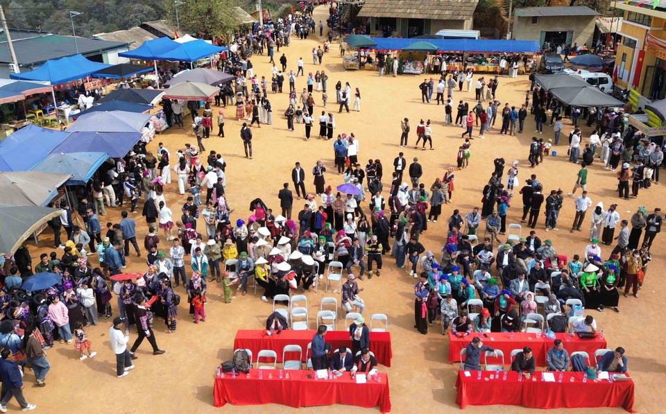 Многочисленные представители этнических общин и туристы принимают участие в Празднике цветения сонча в общине Нгоктьен (Шонла) (Фото: ВИА)