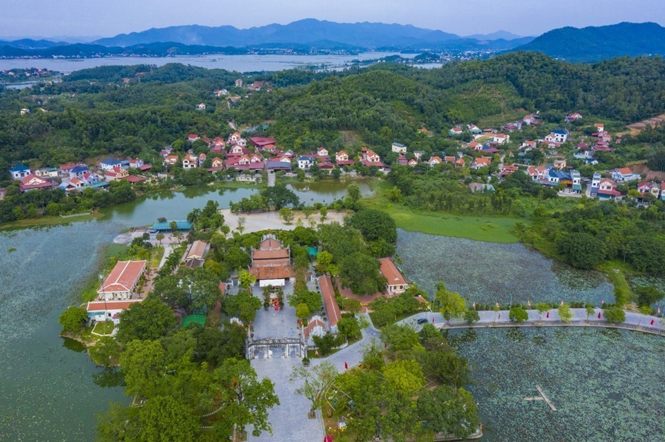 Храм Кьепбак расположен в долине, окружённой с трёх сторон горами Лонг (Дракон), а четвёртая сторона выходит к реке Лук Дау. Общая площадь храма составляет около 13 500 вк. м. Среди его старинных построек выделяются величественные трое ворот – нги мон (Фото: ВИА)