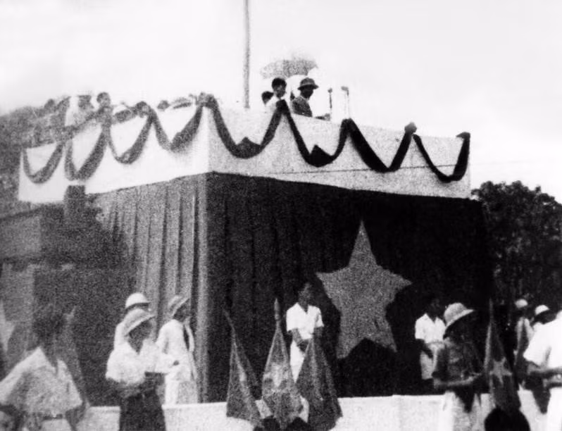 2 сентября 1945 года на исторической площади Бадинь Президент Хо Ши Мин зачитал Декларацию независимости, провозгласив рождение Демократической Республики Вьетнам (Фото: Архив ВИА)