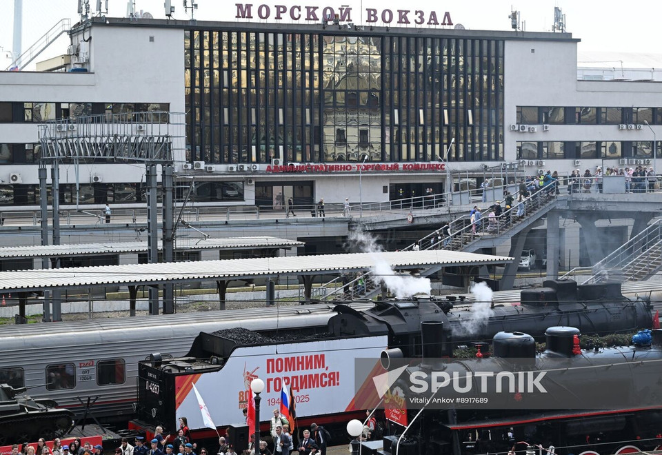 Поезд Победы прибывает на железнодорожную станцию накануне Дня Победы, посвящённого 80-летию победы над нацистской Германией во Второй мировой войне, во Владивостоке, Россия. Ретро-поезд состоит из пассажирских вагонов и перевозит экспозицию военной техники времён Второй мировой войны (Фото: Спутник)