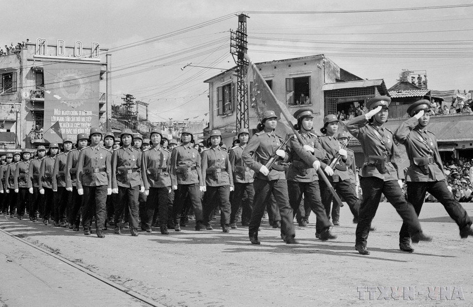 Колонны демонстрации на улицах столицы утром 2 сентября 1975 года (Фото: ВИА)
