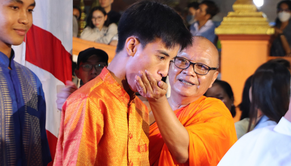 Обряд подношения лепёшек из зелёного риса во время церемонии поклонения Луне (Фото: ВИА)