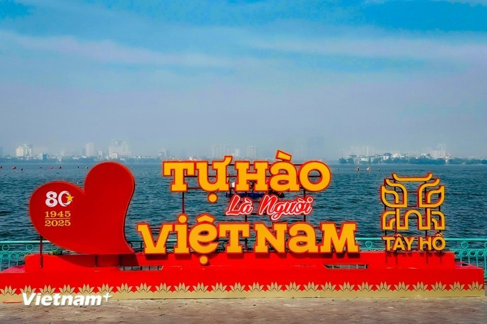 Вокруг озера Тэй много красивых мест для фотосъёмки, которые особенно нравятся молодёжи (Фото: Вьетнам+)