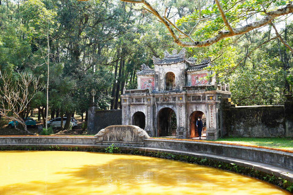 Вид с обратной стороны главных ворот пагоды Ты-хьеу (Фото: ВИА)