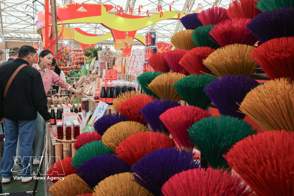 Стенд с известными традиционными изделиями из деревень по изготовлению благовоний Хюэ (Фото: ВИА)