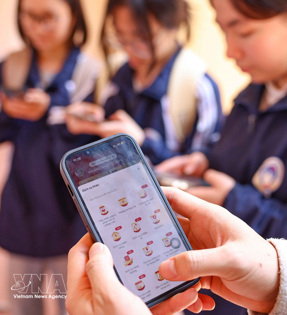 В приложении VNeID избиратели-студенты, имеющие электронную идентификационную учётную запись второго уровня, могут отслеживать своё место голосования (Фото: ВИА)