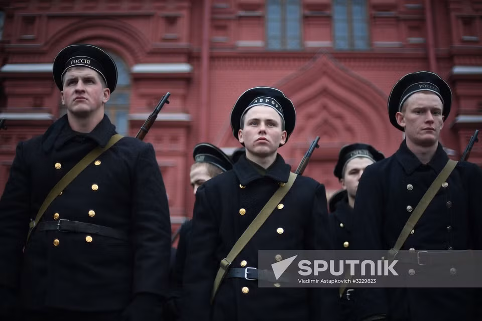 Красная площадь, Москва, Россия. Военнослужащие перед маршем, посвящённым 76-й годовщине военного парада 7 ноября 1941 года (Фото: Спутник)