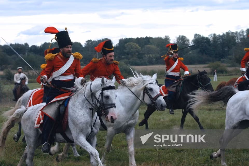 Военно-исторические клубы, реконструирующие Бородинское сражение (1812 год) у села Бородино, Московская область (Фото: Спутник)