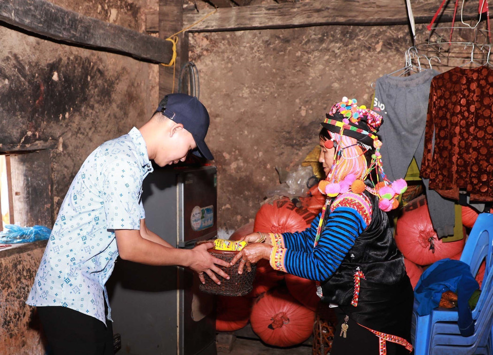 Дети и внуки, поднося или принимая дары, обязательно кланяются, выражая почтение родителям и старшим (Фото: ВИА)