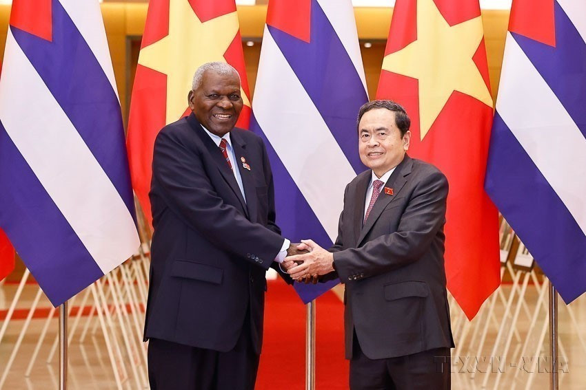 Председатель Национального собрания Чан Тхань Мань проводит церемонию приветствия и переговоры с Председателем Национальной ассамблеи Кубы Эстебаном Ласо Эрнандесом, находящимся с официальным визитом во Вьетнаме и принимающим участие во втором заседании Межпарламентского комитета сотрудничества Вьетнам – Куба (Ханой, 30 сентября 2025 г.) (Фото: ВИА)