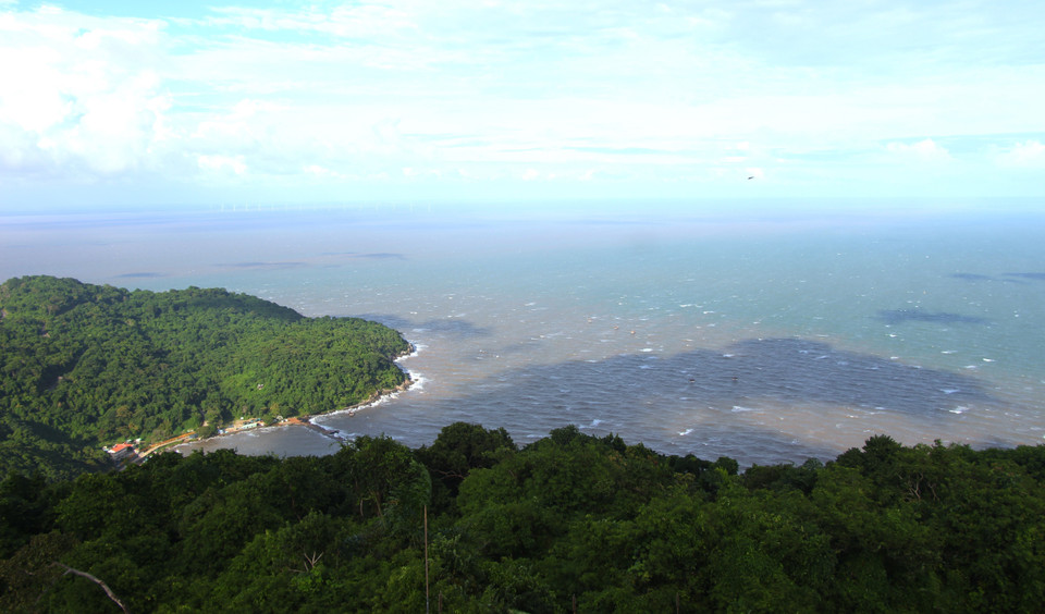 Комплекс островов Хонкхоай расположен к юго-востоку от мыса Камау, в 12 морских милях от материка, площадь около 4 кв. км, наивысшая точка – 318 м (Фото: ВИА)